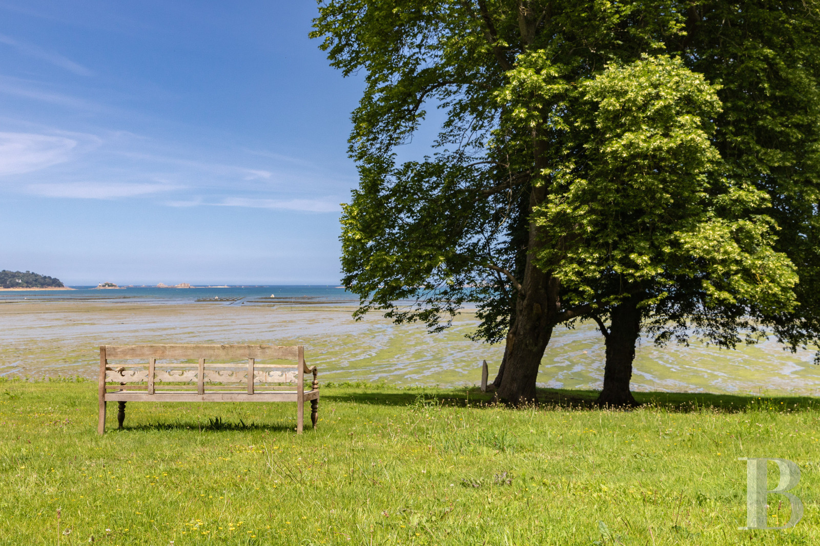 A set of two manor houses overlooks the Bay of Morlaix in Carantec on the north coast of Finistère - photo  n°2